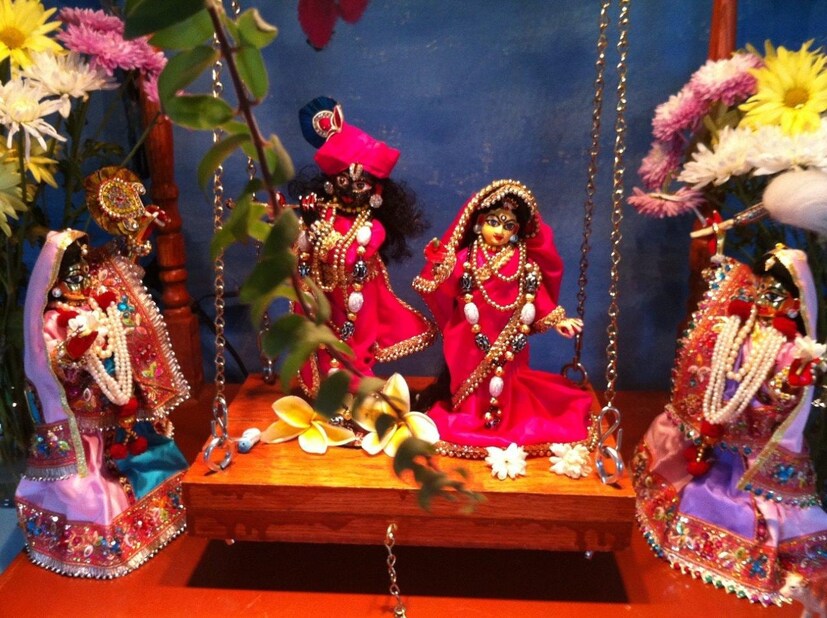 গুপ্ত প্রেস পঞ্জিকা অনুসারে ১৮ অগাস্ট রাত ২টো ৩৫ মিনিট ২৭ সেকেন্ডে পূর্ণিমা তিথি শুরু৷ পর দিন ১৯ অগাস্ট রাত ১২টা ৪২ মিনিট ৪৪ সেকেন্ড পর্যন্ত থাকবে পূর্ণিমা৷