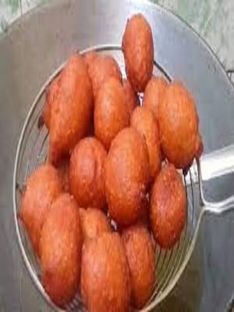 মিষ্টির জন্য তালের রসে চিনির বিকল্প দিন। ময়দার বদলে দিন হোল গ্রেইন আটা। তবে সুজি দিতেই পারেন। ডুবো সাদা তেলে ভাজলে বাড়ে তালের বড়ার স্বাদ। তবুও চেষ্টা করুন তেল জবজবে করে তালের বড়া না ভাজতে। 