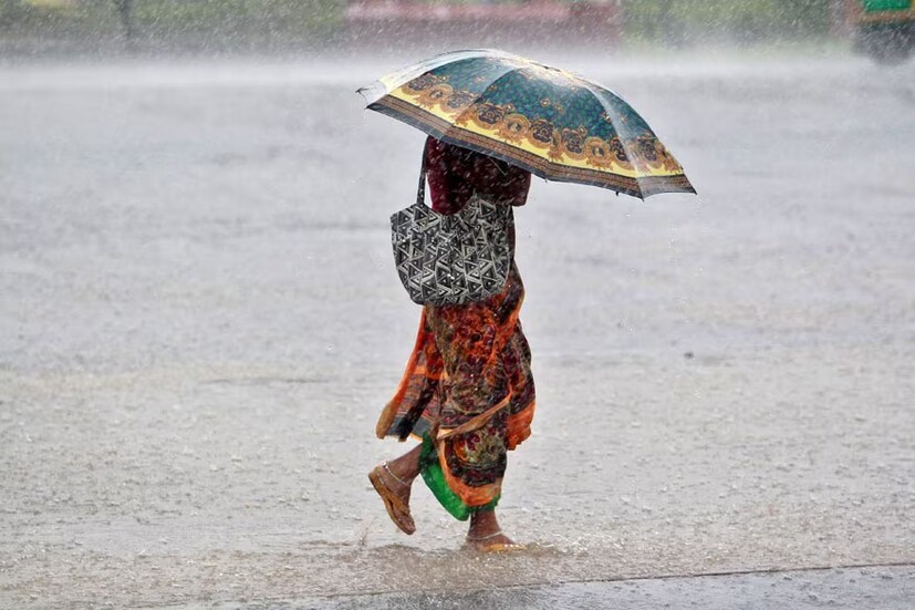 অন্যান্য জেলার মতো পুরুলিয়াতেও ওঠানামা করছে তাপমাত্রার পারদ। বিক্ষিপ্তভাবে ঝড়বৃষ্টিতে নাজেহাল হতে হচ্ছে জেলাবাসীকে। আবহাওয়ার এই খামখেয়ালী পরিবর্তনে ঠান্ডা-গরম লাগা শুরু হচ্ছে। কারণ ঝড়বৃষ্টির সঙ্গে সঙ্গে পরিবর্তন হচ্ছে তাপমাত্রার। সকাল থেকেই মেঘলা আকাশ দেখা যাচ্ছে জেলায়।