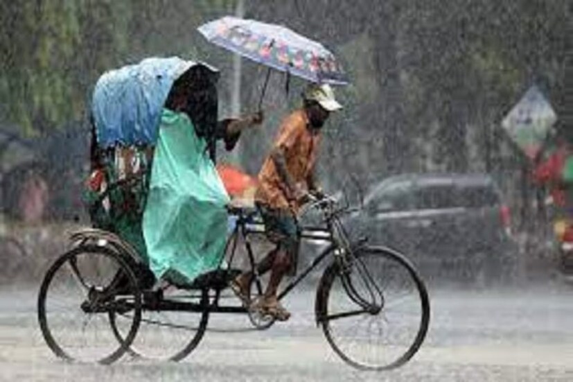 কোচবিহারেরও বেশিরভাগ জায়গায় হালকা থেকে মাঝারি বৃষ্টি হতে পারে বলে পূর্বাভাস মিলেছে। টানা ঝড় বৃষ্টির দাপট রয়েছে দক্ষিণের একাধিক জেলায়। জেলা পুরুলিয়াও তার মধ্যে ব্যতিক্রম নয়। মাঝের মধ্যেই ঝড় বৃষ্টি হচ্ছে জেলার বিভিন্ন জায়গায়।