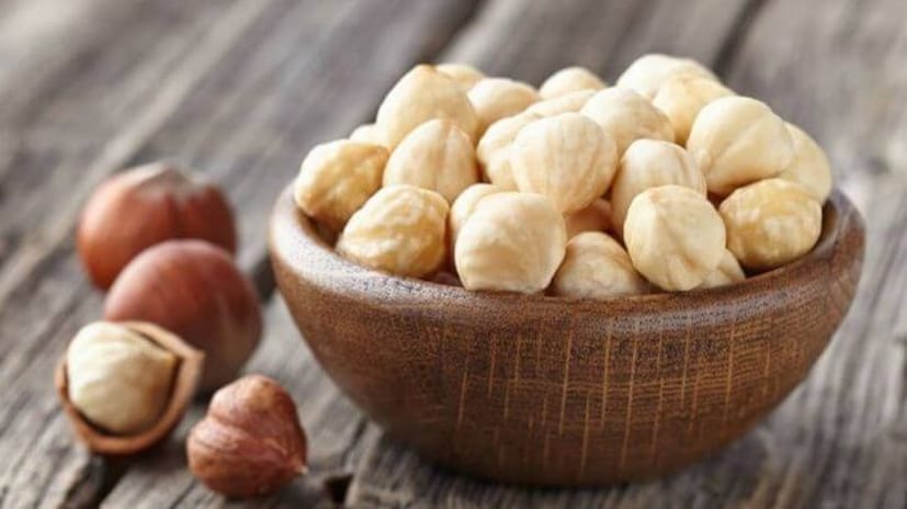 উচ্চ ফাইবারের কারণে, বাদাম হজম প্রক্রিয়ার উন্নতি করে এবং কোষ্ঠকাঠিন্যের সমস্যা থেকে মুক্তি দেয়। হ্যাজেলনাটে রয়েছে প্রোটিন, ফ্যাট এবং ভিটামিন বি, যা শরীরের শক্তি বাড়ায় এবং ক্লান্তি ও দুর্বলতা দূর করে। এই শুকনো ফল মস্তিষ্কের স্বাস্থ্যের উন্নতিতেও কার্যকরী হতে পারে।