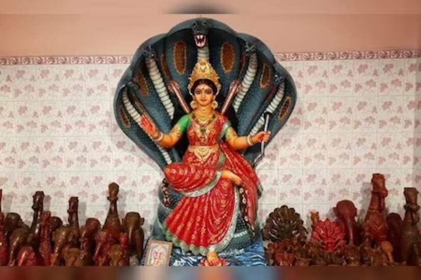তবে মনসাদেবীর পুজোয় ধূপধুনো একদমই দেবেন না। পুজোয় মা মনসাকে অবশ্যই নিবেদন করুন পায়েস বা ক্ষীর। অনেক স্থানে এই পুজোয় অন্নভোগ দেওয়া হয়। বলিদানও প্রচলিত কোথাও কোথাও।