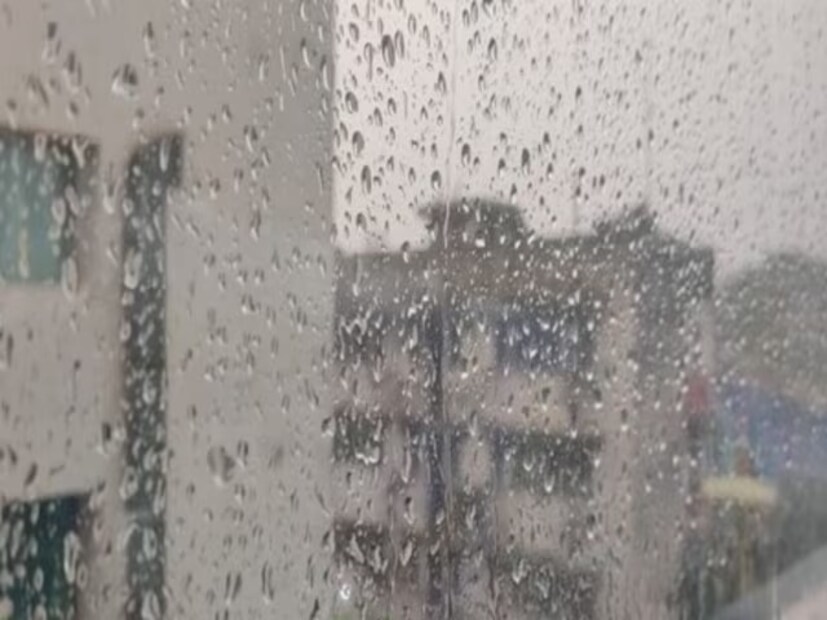উত্তরের জেলাগুলিতে বহাল থাকছে ঝড়বৃষ্টি। দক্ষিণবঙ্গের বেশিরভাগ জেলাতেই ঝড় বৃষ্টির পূর্বাভাস রয়েছে। টানা বর্ষণে সম্ভাবনা রয়েছে একাধিক জায়গায়। ‌ বিক্ষিপ্তভাবে ঝড় বৃষ্টি হবে দক্ষিণের বিভিন্ন জায়গাতে।