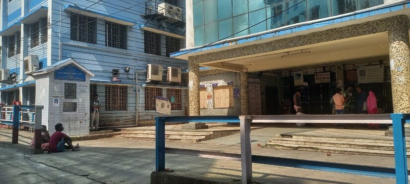 ইমারজেন্সি, ট্রমা কেয়ার সেন্টার, ও পি ডি কার্যত শুনশান। কয়েকজন যারা এসেছেন তারাও পরিষেবা পাবেন কিনা আশঙ্কা রয়েছে। আইএমের ডাকা চিকিৎসকদের কর্ম বিরতিতে আরজিকর মেডিকেল কলেজ ও হাসপাতালের ছবি।