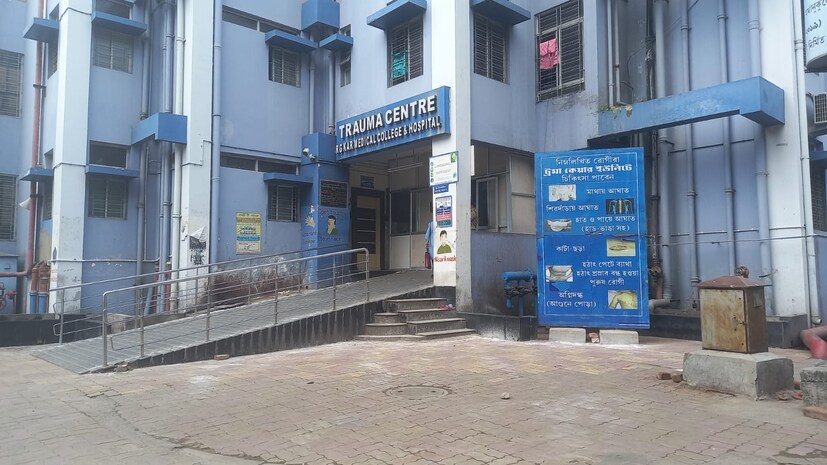 শনিবার সকালে কার্যত শুনশান হাসপাতাল। নিরাপত্তা আরও জোরদার। মেন গেটে পরিচিতি পত্র দেখে ঢুকতে ছাড়পত্র দেওয়া হচ্ছে হাসপাতাল ক্যাম্পাসে। ইমারজেন্সি হিসেবে ব্যবহার হচ্ছে ট্রমা কেয়ার সেন্টার। সেখানেও রোগীর দেখা নেই।