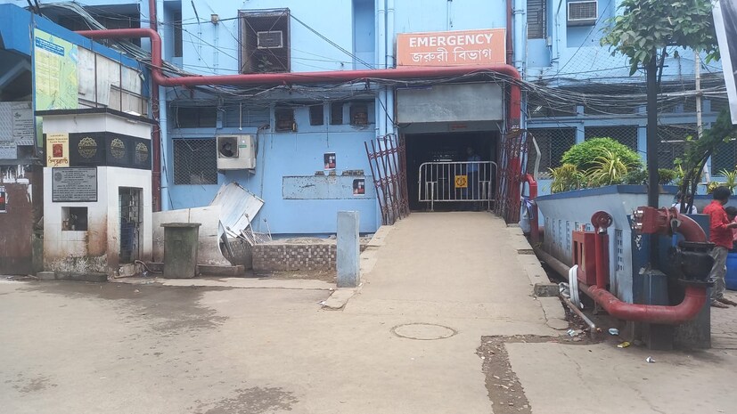 তছনছ করা হয় হাসপাতালের জরুরি বিভাগের টিকিট কাউন্টার, এইচসিসিইউ (হাইব্রিড ক্রিটিক্যাল কেয়ার ইউনিট), সিসিইউ (ক্রিটিক্যাল কেয়ার ইউনিট), ওষুধের স্টোররুমও। এর জেরেও কার্যত ফাঁকা একসময় রাজ‍্যের অন‍্যতম প্রতিষ্ঠিত চিকিত্‍সাকেন্দ্র আরজি কর। 