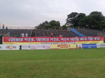 এ দিনের ম্যাচে ২-০ গোলে জয়ী হয় ইস্টবেঙ্গল৷ ম্যাচের ৭৪ মিনিটে গোল করে এগিয়ে যায় ইস্টবেঙ্গল৷ সঞ্জীব ঘোষের প্রথম গোলের পরও আরজি কর কাণ্ডে ন্যায়বিচারের দাবি জানিয়ে বার্তা লেখা একটি জার্সি তুলে ধরেন লাল হলুদ ফুটবলাররা৷ এর আগে কলকাতা লিগের ম্যাচে একই ভাবে আরজি কর কাণ্ডের প্রতিবাদ করেছিলেন মহমেডান ফুটবলাররাও৷ 