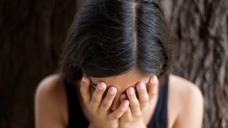 পরীক্ষায় খারাপ ফল হওয়ায় সন্তান অনেক সময়েই কান্নাকাটি করতে পারে। কেঁদে যদি সে হালকা হতে পারে, তবে তাকে কাঁদতে দিন।সন্তানকে কখনই একা করে দেবেন না। ওকে বোঝান জীবনের সাফল্য হোক কিংবা ব্যর্থতা প্রতি মুহূর্তে আপনি ওর পাশেই আছেন।