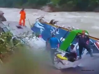 নদীতে ভারতের বাস।