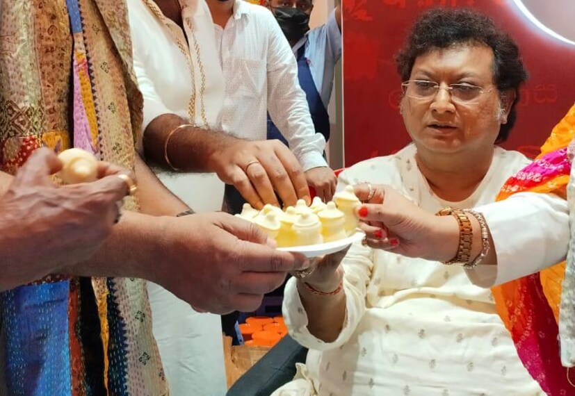 সারদা চরণ দাস ১৯৩৫-এ এসপ্ল্যানেড ইস্টে আইকনিক &quot;কে সি দাস&quot; দোকানটি উদ্বোধন করেন যা মিষ্টিজাতীয় শিল্পে একটি নতুন পশ্চিমা সংস্কৃতি চালু করেছিল। কর্মচারীদের যথাযথ ইউনিফর্ম ছিল এবং গ্রাহকারও পেতেন অভিনব ব্যবহার৷ তিনিই প্রথম ব্যক্তি যিনি ১৯৩৫ সালে ঐতিহ্যবাহী পাম পাতার প্যাকিং উপায় প্রতিস্থাপন করে কার্ডবোর্ড কেক বাক্স প্রবর্তন করেছিলেন।