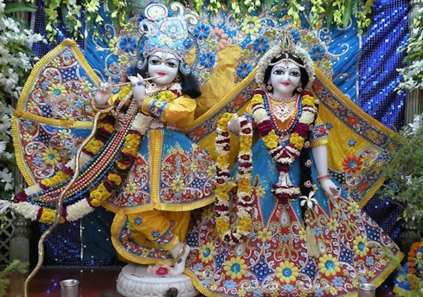 এবার রাধা অষ্টমীর দিন পূজা করার জন্য ২ ঘণ্টা ২৯ মিনিটের শুভ সময় পাবেন। যারা উপোস করবেন তারা রাধা অষ্টমীর পূজা করতে পারবেন সকাল ১১.০৩ থেকে দুপুর ১.৩২ পর্যন্ত। রাধা অষ্টমীর দুপুরে পূজা হয়।