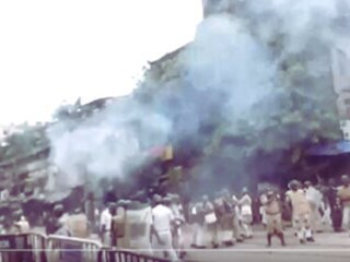 কাঁদানে গ্যাস ছুড়ে বিক্ষোভ সামাল দেওয়ার চেষ্টা পুলিশের৷ ছবি- এএনআই