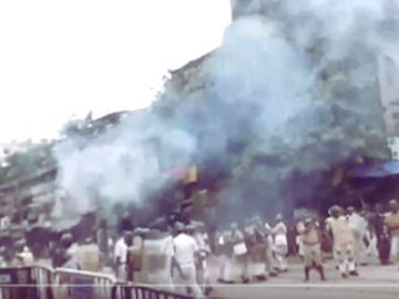 কাঁদানে গ্যাস ছুড়ে বিক্ষোভ সামাল দেওয়ার চেষ্টা পুলিশের৷ ছবি- এএনআই