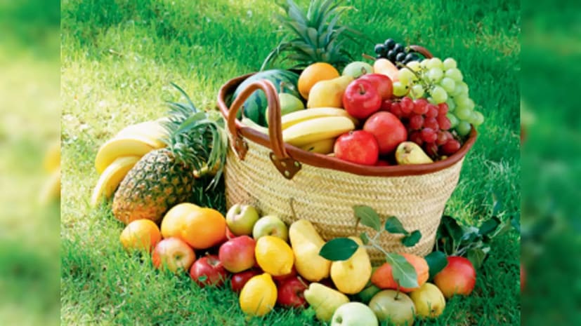 কাগজে মোড়ানো ফল থেকে নিঃসৃত গ্যাস নিয়ন্ত্রণ করে এবং এটি ফলকে দীর্ঘ সময়ের জন্য সতেজ রাখতে সাহায্য করে। কাগজ ফলের আর্দ্রতা ধরে রাখতে সাহায্য করে, যাতে সেগুলি শুকিয়ে না যায়। অনেক ফল কাঁচাই কাগজে মোড়ানো হয়, যাতে সেগুলি সঠিকভাবে এবং দ্রুত পাকে। অনেক ফল পাকানোর জন্য কাগজে মুড়িয়ে রাখা হয়।