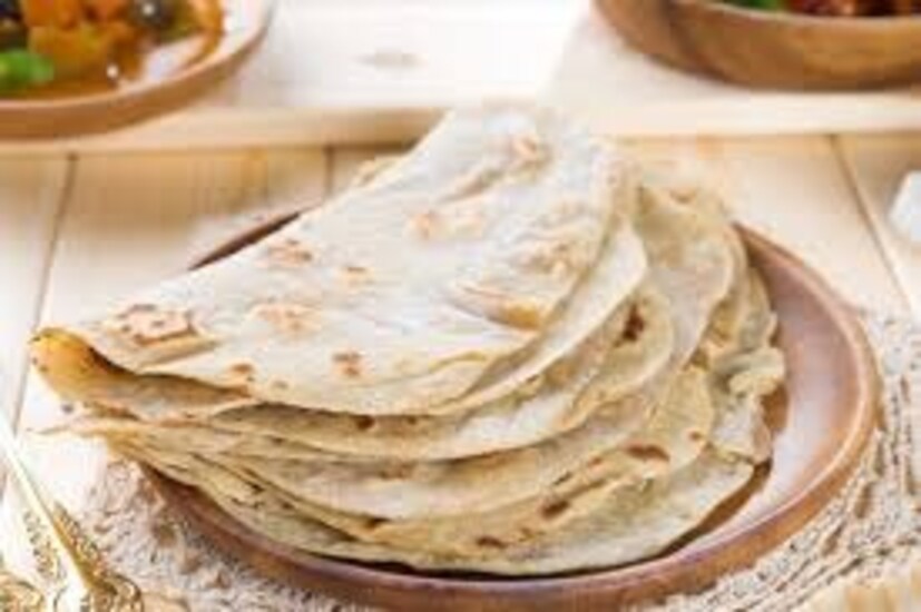 শীতলা অষ্টমীতে ভোগ প্রসাদ নিবেদন করা হয় শীতলা মাতাকে৷ এই তিথিতেও রুটি তৈরি অশুভ বলে মনে করা হয়৷
