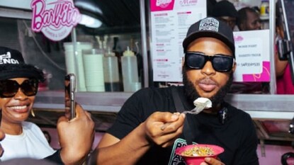 ২৪ ঘণ্টায় ১৫০ ফাস্ট ফুড রেস্তোরাঁয়! চেখে দেখলেন খাবারও! নতুন বিশ্বরেকর্ড গড়লেন নাইজেরিয়ান যুবক (Photo-Instagram) ২৪ ঘণ্টায় ১৫০ ফাস্ট ফুড রেস্তোরাঁয়! চেখে দেখলেন খাবারও! নতুন বিশ্বরেকর্ড গড়লেন নাইজেরিয়ান যুবক (Photo-Instagram)