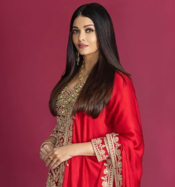 মজার বিষয় হল, ঐশ্বর্য রাইয়ের এই পুরনো সাক্ষাৎকারটি যখন শিরোনামে তখন তাঁর শাশুড়ি জয়া বচ্চনেরও একটি কথা শিরোনামে আসছে৷ জয়াও তাঁর স্বামীর পদবি দিয়ে তাঁকে সম্বোধন করায় বিরক্তি প্রকাশ করেন৷ তাঁরও আগে ঐশ্বর্যের গলায় শোনা গিয়েছিল এমনই কথা৷ তাহলে কী হয় বচ্চনদের বাড়িতে? কেন বাড়ির বউয়েরা এরম কথা বলছেন?