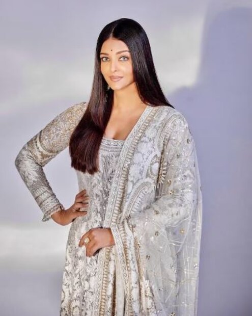 ঐশ্বর্য যখন অভিষেক বচ্চনকে বিয়ে করেন, তখন তিনি ভারতীয় সিনেমায় নিজেকে প্রতিষ্ঠিত করে ফেলেছিলেন৷ সেই সময়ে সাংবাদিকরা তাঁকে এক সাক্ষাৎকারে 'ঐশ্বরিয়া রাই বচ্চন' বলে সম্বোধন করেন, তখন তিনি বিস্ময় প্রকাশ করেন। তিনি পাল্টা প্রশ্ন করে বলেন, যে কেন তাঁকে বচ্চন পদবি দিয়ে ডাকা হচ্ছে? 