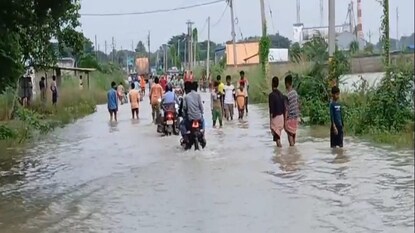 জল জমার বিরুদ্ধে স্থানীয়দের বিক্ষোভ জল জমার বিরুদ্ধে স্থানীয়দের বিক্ষোভ