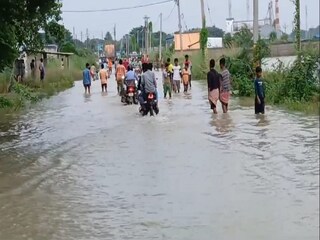 জল জমার বিরুদ্ধে স্থানীয়দের বিক্ষোভ