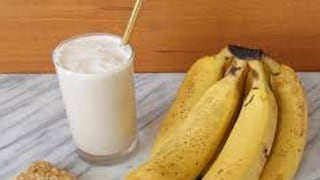 ওজন কমাতে আমাদের তো কত চিন্তা-ভাবনা৷ রোজ-রোজের ডায়েট৷ কী খাব আর কী খাব না, তাই নিয়ে নিত্য মাথাব্যথা৷ বিশেষ করে ব্রেকফাস্টে পুষ্টিকর খাবারের সন্ধান এক নিত্যদিনের ঝামেলা৷ এর জন্য কলা এক অত্যন্ত পুষ্টিকর উপাদান হয়ে যেতে পারে৷ এর মধ্যে যথেষ্ট পরিমাণে অ্যান্টি অক্সিডেন্ট থাকে৷ এর ফলে ওজন কমায় সাহায্য হয়৷ দেখে নিন কয়েকটা কলার সুস্বাদু রেসিপি৷