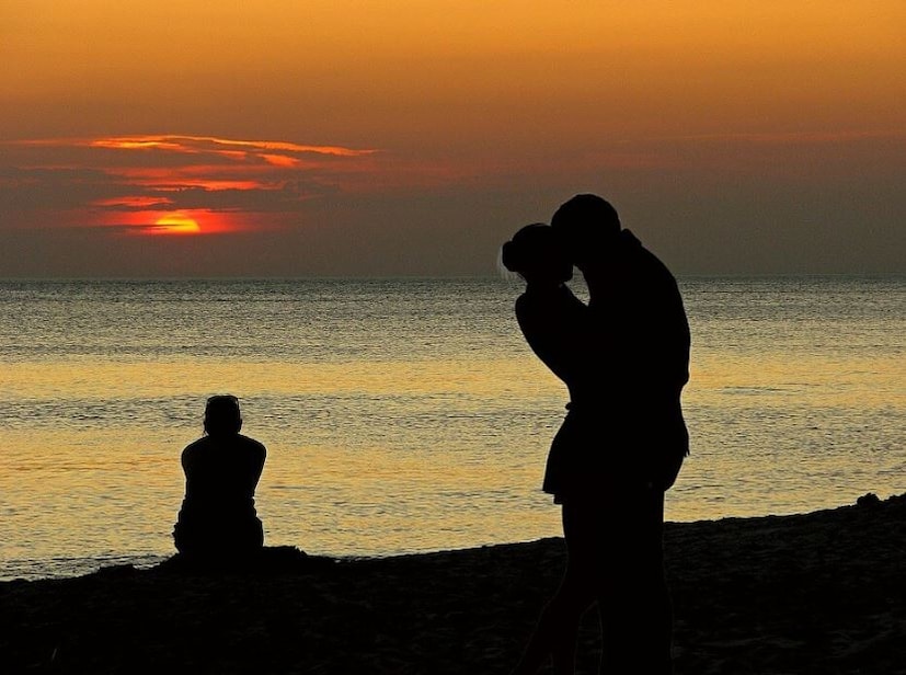 সম্পর্কের টিপস: সবাই জানে যে পুরুষ এবং মহিলা একে অপরের প্রতি আকৃষ্ট হন। হওয়াটাও স্বাভাবিক। কিন্তু একজন বিবাহিত নারী যখন অন্য পুরুষের প্রতি আকৃষ্ট হয়, তখন সেই সম্পর্ক কখনও সমাজ ভাল নজরে দেখে না, বা তাকে অবৈধ সম্পর্কের তকমা দেয়৷ এমনটা হলে দাম্পত্য জীবনও নষ্ট হওয়ার আশঙ্কা থাকে। 