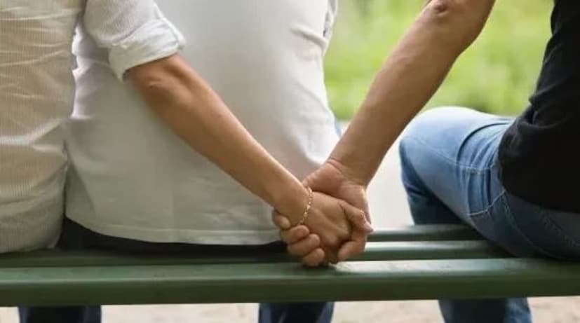 সম্পর্কের টিপস: সম্পদ থাকা সত্ত্বেও কেন একজন মহিলা বিয়ের পরে একাকী বোধ করেন? তিনি তার স্বামীর উপস্থিতি তার অনুপস্থিতি হিসাবে অনুভব করেন। একটি সুস্থ সম্পর্কের জন্য ভালবাসা এবং বিশ্বাস প্রয়োজন। অর্থ কখনই সেই জায়গা পূরণ করতে পারে না৷ যে কারণে নারীরা অনেক সময় অন্য পুরুষের প্রতি আকৃষ্ট হন। সাম্প্রতিক একটি গবেষণা প্রতিবেদন অনুসারে, ৫০ শতাংশ মহিলা 'ব্যাকআপ পার্টনার' রাখতে পছন্দ করেন। চলুন জেনে নেওয়া যাক এ বিষয়ে।