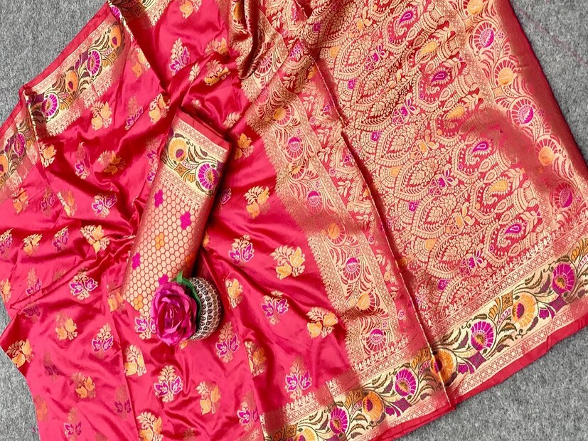 আমাদের বড় সাধের এই বেনারসি শাড়ি। মা ঠাকুমার দেরাজে অন্তত একটা করে বেনারসি শাড়ি খুঁজে পাবেনই। বড় সাধের এই শাড়ি। এর ঘরবাড়ি উত্তরপ্রদেশের বেনারস হলেও, বাঙালির অস্তিত্বের সঙ্গে মিশে আছে সে। কিন্তু এই শাড়ি বড় সৌখিন৷ মান- অভিমানের সম্পর্কের মতই যত্নে রাখতে হয় একে। চলুন দেখে নিই এর যত্ন আত্তি।