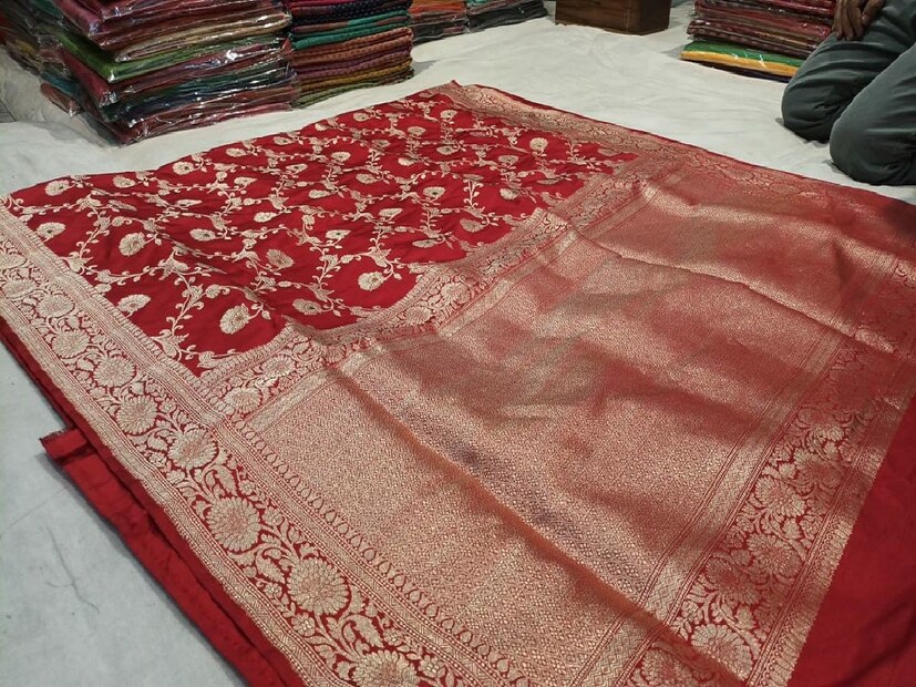 বেনারসি: বাঙালি বিয়ের বিশেষ মুহূর্ত এই শাড়ি ছাড়া প্রায় অসম্পূর্ণ৷ সেই কোন কাল থেকে ঠাকুমার বাক্সে, মায়ের গা-আলমারিতে পরম যত্নে একটা করে বেনারসি আজও বোধহয় রাখা আছে৷ তবে বাঙালির এত প্রিয় সদস্যটির ঘর কিন্তু বাঙলায় নয়৷ সে সূদুর উত্তর প্রদেশ, বেনারসের বাসিন্দা৷