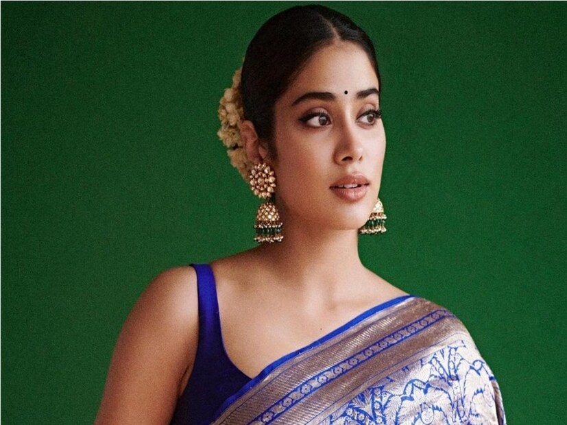 অনেকে গিয়ে দোকানে গিয়ে রঙ বাছতে বসেন৷ সেটাও ঠিক হবে না৷ এত রঙ ও বেনারসির ভিড়ে হারিয়ে যেতে পারেন৷ তাই কী ধরনের বেনারসি চান বা কী রঙ পছন্দের সেই সম্বন্ধে আগে থেকেই একটা সম্যক ধারণা নিয়ে চলুন৷