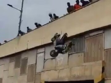  জনগণদের মধ্যে ক্রমশ রাগ বাড়তে থাকে