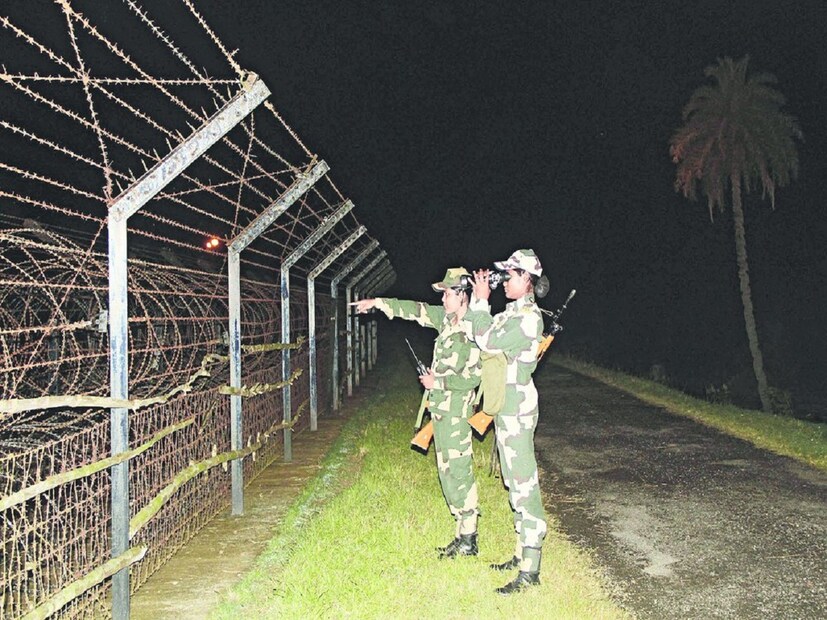 ঘটনাস্থল থেকে বিএসএফ ১০টি হরিয়ানা প্রজাতির ষাঁড় উদ্ধার করে। বিএসএফ সূত্রে জানা গিয়েছে, পাচারকারীর দলটির মধ্যে তিন থেকে চার জন ছিল। 