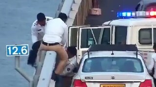 ক্যাব থামিয়ে সমুদ্রে ঝাঁপ দিলেন মহিলা!