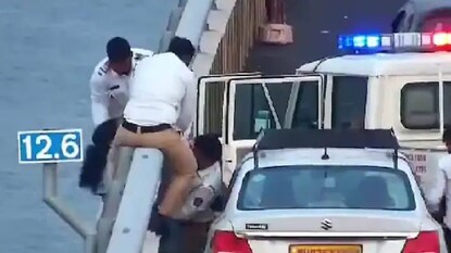 ক্যাব থামিয়ে সমুদ্রে ঝাঁপ দিলেন মহিলা! ক্যাব থামিয়ে সমুদ্রে ঝাঁপ দিলেন মহিলা!