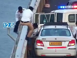 ক্যাব থামিয়ে সমুদ্রে ঝাঁপ দিলেন মহিলা!