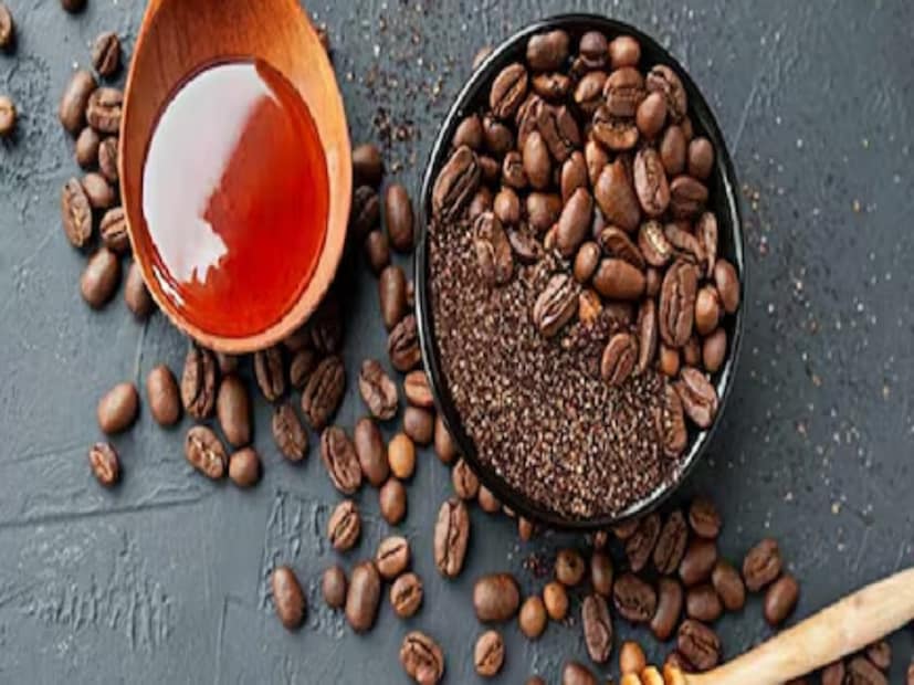 কফি, মধু, লেবুর ফেশপ্যাক সালঁতে যাওয়া সম্ভব হচ্ছে না৷ অথচ ত্বকের উজ্জ্বলতার সঙ্গে কোনও রকম আপোস করতে রাজি নন৷ সে ক্ষেত্রে ১ টেবলচামচ কফি, ১ চা-চামচ লেবুর রস ও মধু মিশিয়ে লাগান৷ ১৫ থেকে ২০ মিনিট পর অল্প উষ্ণ জলে প্যাকটি ধুয়ে ফেলুন৷ ট্যান দূর করতে এর জুড়ি নেই৷