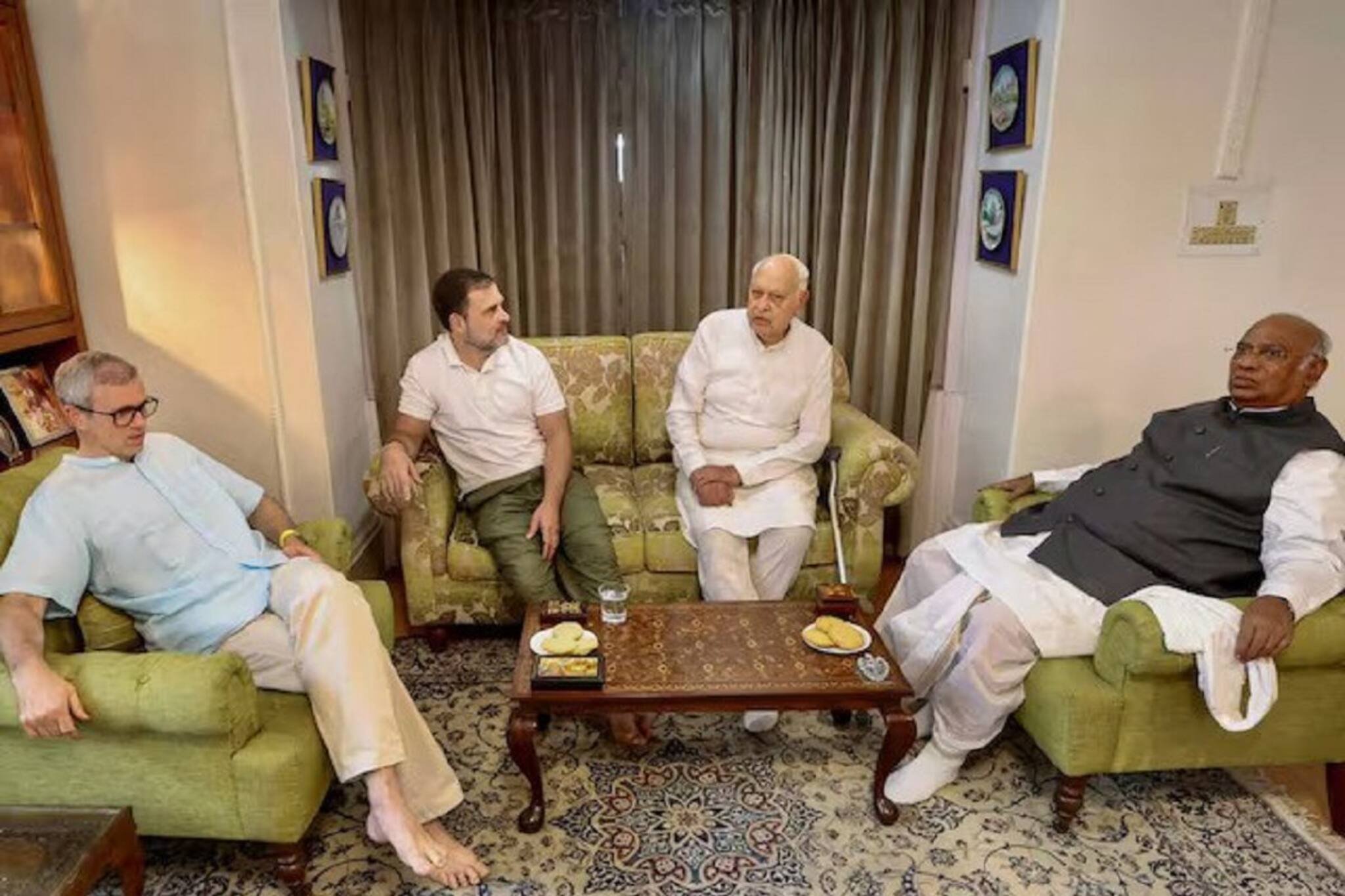 কংগ্রেসের 'হাত' ধরলেন ফারুক, কাশ্মীরে ভোটের আগে রহস্য বাড়িয়ে জোট ন্যাশনাল কনফারে