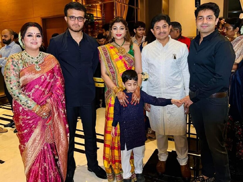 এদিনের অনুষ্ঠানে সৌরভ গঙ্গোপাধ্যায় ছোট ভাই হলেও নিজের দাদার বিয়েতে দাদা-র দায়িত্ব পালন করছিলেন৷ সেখানেই  দাদা একেবারে সদা তৎপর ছিলেন৷