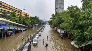 ভারী বর্ষণে জলের তলায় দিল্লি