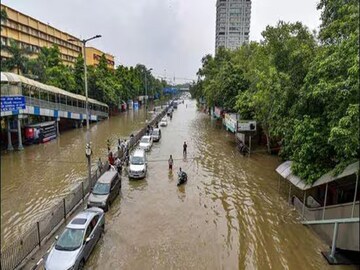 ভারী বর্ষণে জলের তলায় দিল্লি