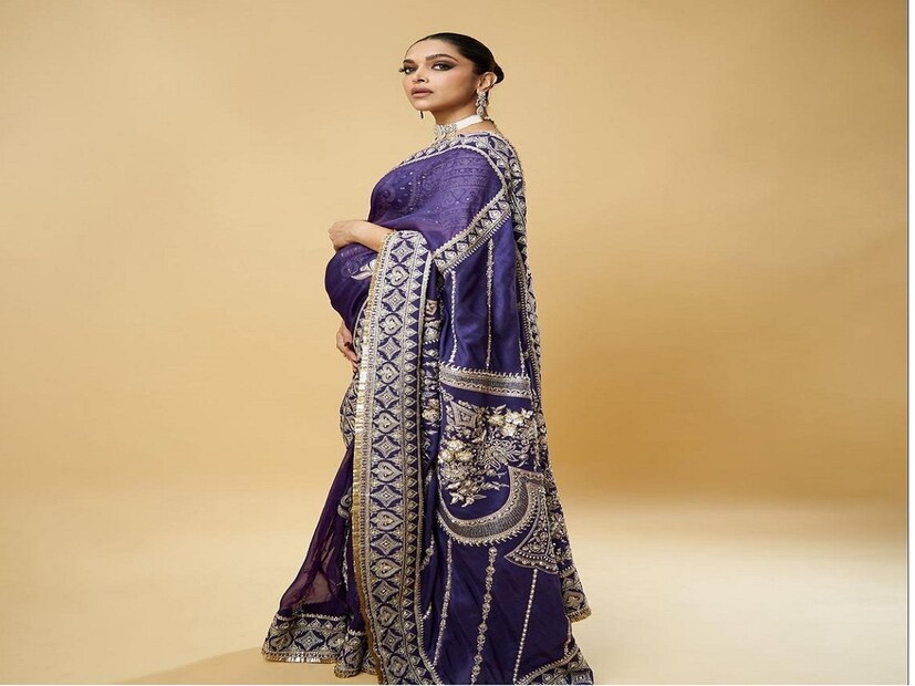 অনন্ত-রাধিকার সঙ্গীতে দীপিকাকে পরেছিলেন পার্পল শাড়ি৷ চোখের উজ্জ্বল আই-মেকআপ, তাঁর আইকনিক খোঁপা ও বেবিবাম্পে অনন্যা হয়ে উঠেছিলেন তিনি৷