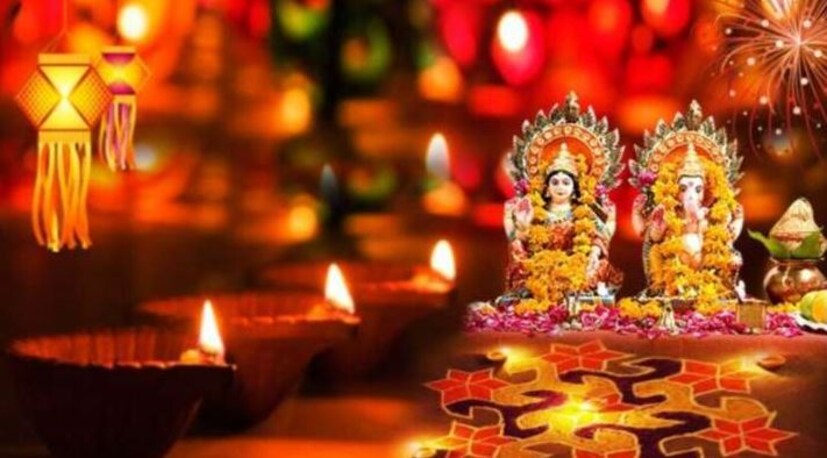 মঙ্গলবার, ২৯ অক্টোবর কালীপুজো ও দীপাবলি উপলক্ষে থাকছে ঐচ্ছিক ছুটি। বুধবার, ৩০ অক্টোবরও দিওয়ালির অধীনে রয়েছে আরও একটি ঐচ্ছিক ছুটি। নরক চতুর্দশী ও দীপাবলি উপলক্ষে ৩১ অক্টোবর বৃহস্পতিবারও ছুটি থাকবে।