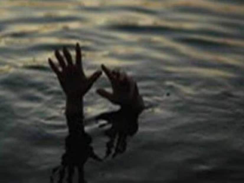 ঘটনায় চাঞ্চল্য মালদহের মানিকচকের ভূতনি সেতু এলাকায়। অজ্ঞাত পরিচয় ওই যুবতীকে উদ্ধার করার পর অসুস্থ অবস্থায় চিকিৎসার জন্য পাঠানো হয় হাসপাতালে। সেতুতে থাকা অন্যান্য প্রত্যক্ষদর্শীরা জানিয়েছেন, ওই যুবতী অপরিচিত এক নাবালকের কাছ থেকে মোবাইল ফোন নিয়ে কারও সঙ্গে কিছুক্ষণ কথা বলেছিল। 