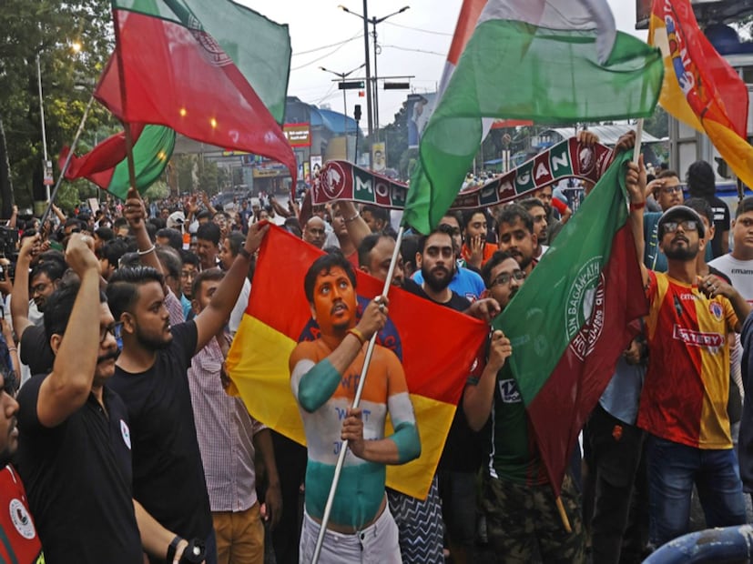 তবে বদলে গিয়েছে ডার্বির ভেন্যু। প্রাথমিকভাবে কলকাতার সম্ভাবনা বাতিল হতে প্রাথমিকভাবে উঠে এসেছিল ৩টি মাঠের নাম। ওড়িশা, জামশেদপুর ও দিল্লি। তবে শেষ পর্যন্ত এই তিন মাঠেই নানা কারণে ডার্বি আয়োজন সম্ভব হয়নি।