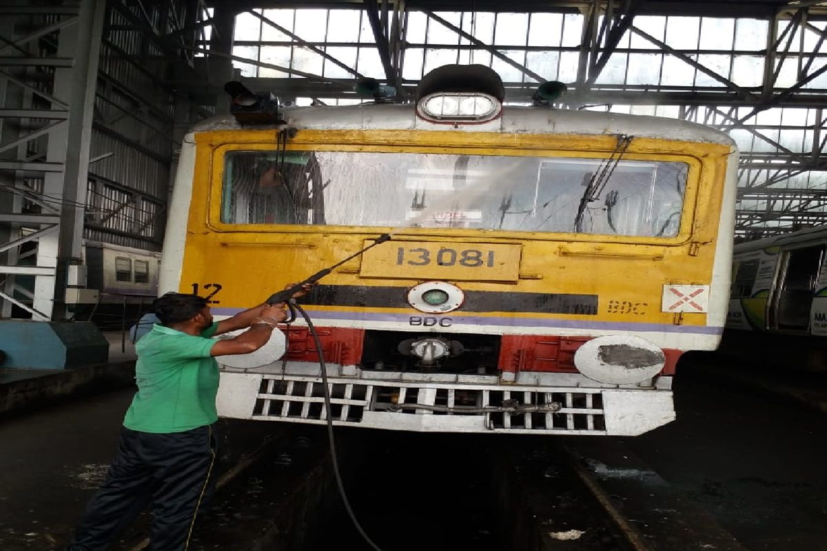 ঘিনঘিনে ট্রেনের কামরা আর নয়! নিয়মিত ঝাড়া হবে ঝুল,আরও কত কী!…বড় সিদ্ধান্ত রেলের ঘিনঘিনে ট্রেনের কামরা আর নয়! নিয়মিত ঝাড়া হবে ঝুল,আরও কত কী!…বড় সিদ্ধান্ত রেলের