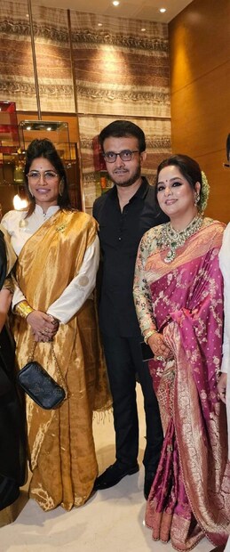 তবে এদিনের অনুষ্ঠানে ছিলেন না সৌরভ গঙ্গোপাধ্যায়ের স্ত্রী ডোনা গঙ্গোপাধ্যায়৷ ভাসুরের রেজিস্ট্রি অনুষ্ঠানেও তিনি গুরু পূর্ণিমার অনুষ্ঠানের কারণে হাজির ছিলেন না৷