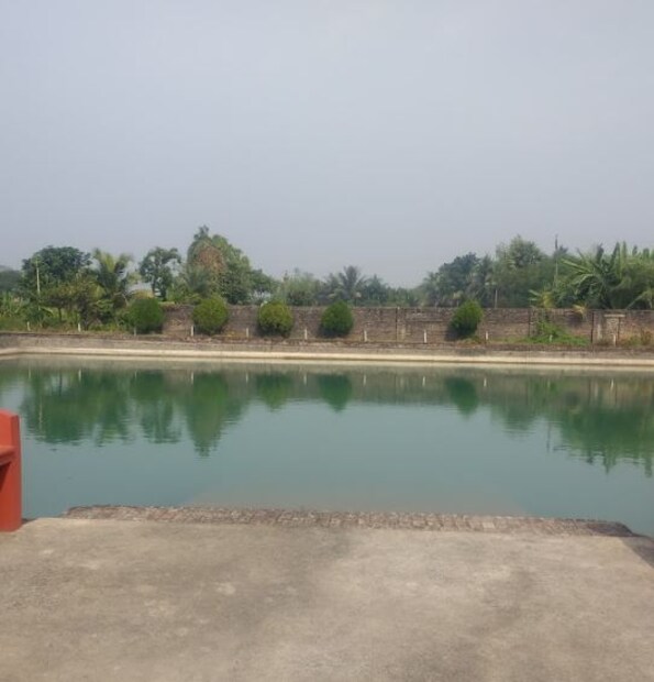 কিন্তু ড্রেক সাহেব সেসব মানেননি। ফলে নবাব বিরক্ত হয়ে কলকাতায় ইংরেজ বাহিনীকে আক্রমণ করেন। ১৭৫৬ সালের ২০ জুন কলকাতা থেকে ইংরেজ বাহিনীকে আক্রমণ করলে ইংরেজরা পালিয়ে আসে এই ফলতাতে।