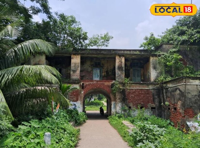 প্রয়োজনে এই গর্ত দিয়ে করা যেত গুলি। তবে সমস্তটাই আজ ইতিহাস। এই ইতিহাসের স্বাক্ষী হতে ঘুরে আসুন ফলতার ঐতিহাসিক কেল্লা থেকে।