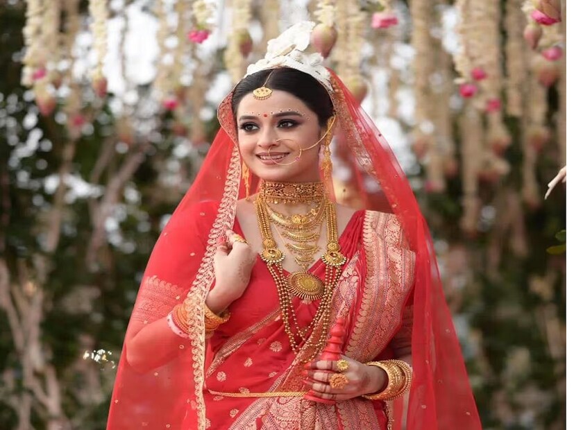 বিয়ের দিনে মেয়েদের বড় সাধের এই শাড়ি। লহেঙ্গা হোক বা হালফিলের ডিজাইনার শাড়ি, ট্রেন্ডের ভিড়েও এই শাড়িকে মাত দিতে এখনও কেউ পারেনি। তবে এই শাড়ি কেনার আগে কিছু বিষয়ে মাথায় রাখা দরকার। আপনাদের বিশেষ দিনটিকে আরও বিশেষ করার জন্য রইল সামান্য প্রচেষ্টা।
