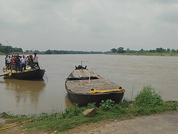 বন্ধ ফেরি চলাচল।